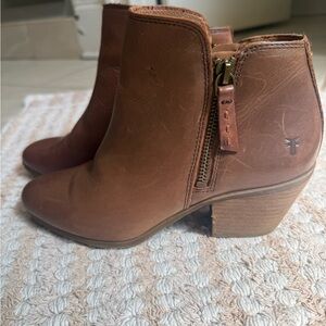 Frye Judith Double Zip Brown Leather Ankle Boots in Excellent Shape